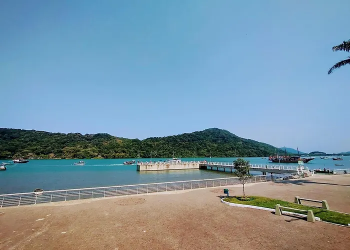 Apto 4 min apenas da Praia da Enseada e da Balsa com acesso à Prainha Branca, Excelente localização no Centro de Bertioga, vaga de garagem, área de churrasqueira, ar condicionado, secador de cabelo, wifi e Netflix, também ao lado do Rio para pescar
